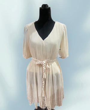 CREAM WHITE DRESS WITH CENTEPEDE BELT